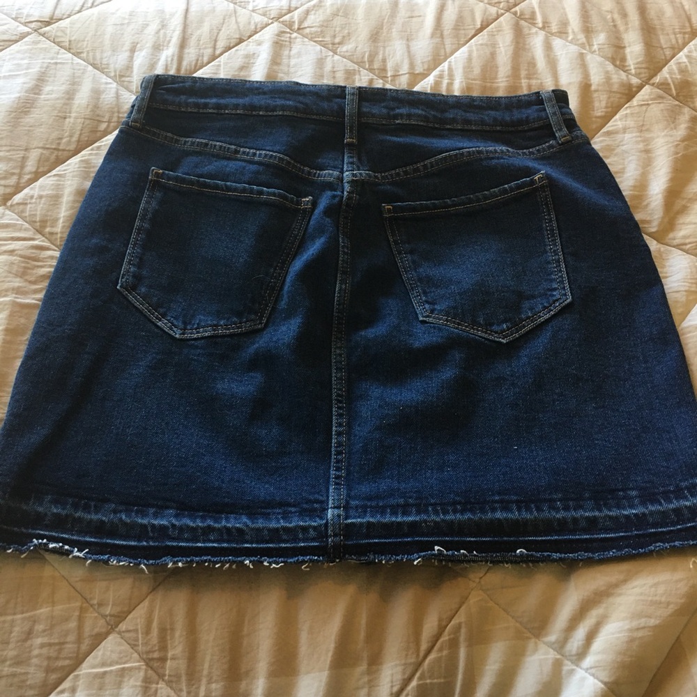 Old Navy High-Rise Secret Smooth Pockets Button Fly Frayed Hem Denim Skirt - Picture 2 of 5
